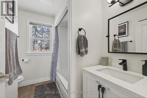 34 Devonshire Avenue, London South (South G), ON - Indoor Photo Showing Bathroom