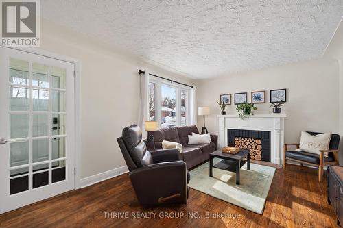 34 Devonshire Avenue, London South (South G), ON - Indoor Photo Showing Living Room With Fireplace
