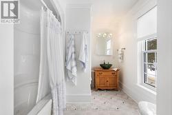 Ensuite bath with jet tub - 