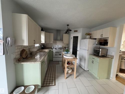 #208 178 Bridgeport Bv, Leduc, AB - Indoor Photo Showing Kitchen