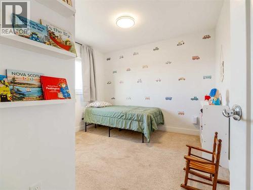 166 Crocus Terrace W, Lethbridge, AB - Indoor Photo Showing Bedroom