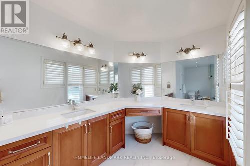 16 Willis Drive, Aurora, ON - Indoor Photo Showing Bathroom