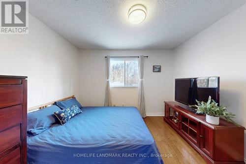 16 Willis Drive, Aurora, ON - Indoor Photo Showing Bedroom