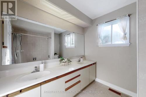 16 Willis Drive, Aurora, ON - Indoor Photo Showing Bathroom