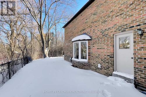 16 Willis Drive, Aurora, ON - Outdoor