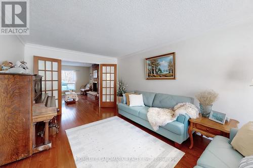 16 Willis Drive, Aurora, ON - Indoor Photo Showing Living Room