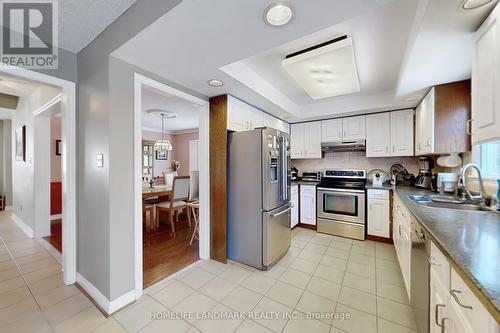16 Willis Drive, Aurora, ON - Indoor Photo Showing Kitchen With Double Sink