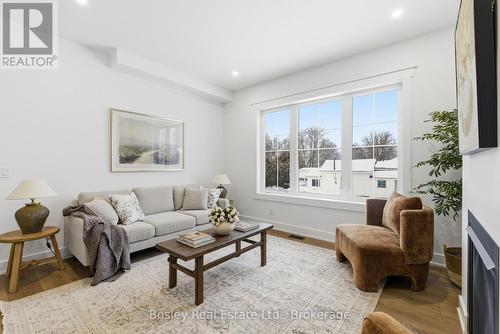 130 Fifth Street, Collingwood, ON - Indoor Photo Showing Living Room