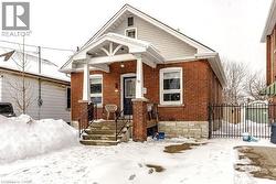 19 HUXLEY Avenue N  Hamilton, ON L8H 4P1