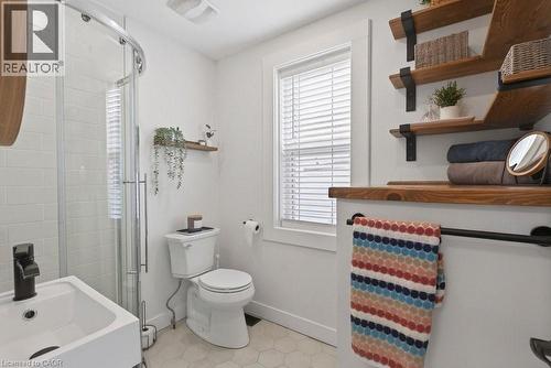 19 Huxley Avenue N, Hamilton, ON - Indoor Photo Showing Bathroom