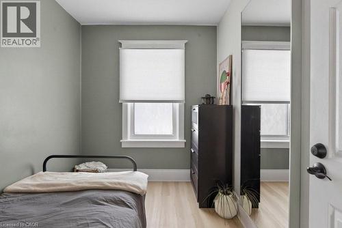 19 Huxley Avenue N, Hamilton, ON - Indoor Photo Showing Bedroom