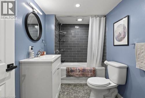 19 Huxley Avenue N, Hamilton, ON - Indoor Photo Showing Bathroom
