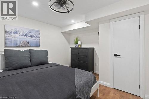 19 Huxley Avenue N, Hamilton, ON - Indoor Photo Showing Bedroom