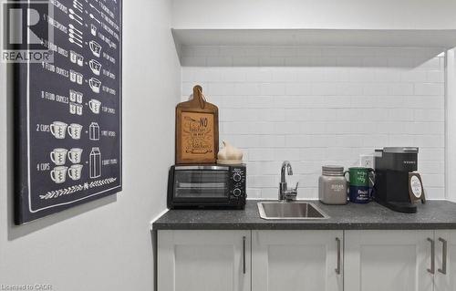 19 Huxley Avenue N, Hamilton, ON - Indoor Photo Showing Kitchen