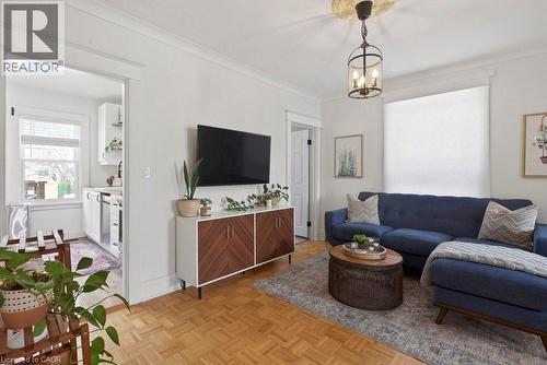 19 Huxley Avenue N, Hamilton, ON - Indoor Photo Showing Living Room