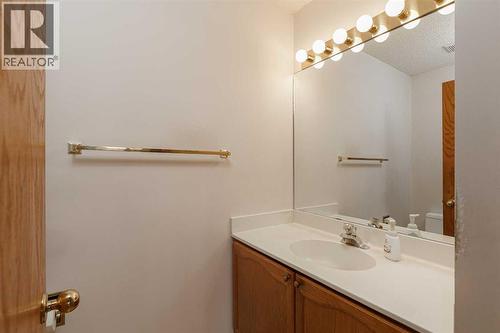 39 Signature Mews Sw, Calgary, AB - Indoor Photo Showing Bathroom