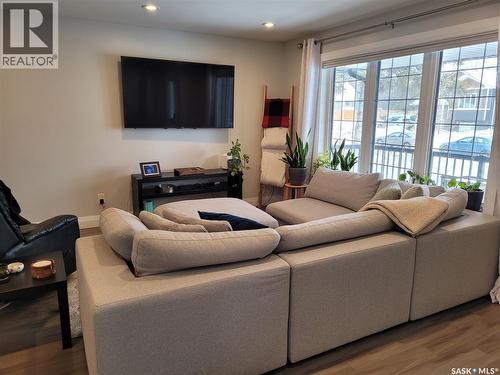 1229 2Nd Avenue N, Saskatoon, SK - Indoor Photo Showing Living Room