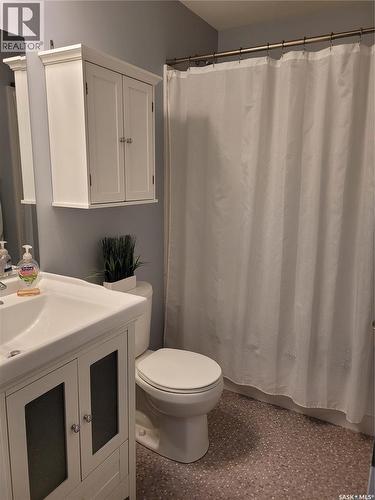 1229 2Nd Avenue N, Saskatoon, SK - Indoor Photo Showing Bathroom