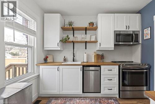19 Huxley Avenue N, Hamilton, ON - Indoor Photo Showing Kitchen
