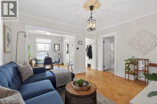 19 Huxley Avenue N, Hamilton, ON - Indoor Photo Showing Living Room