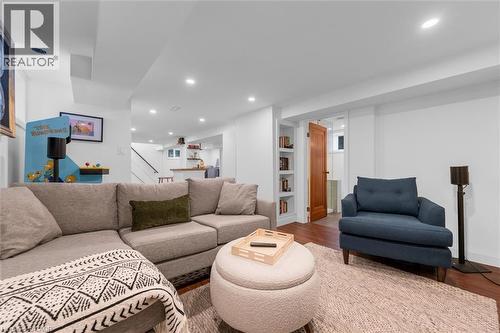 177 Houghton Avenue S, Hamilton, ON - Indoor Photo Showing Living Room