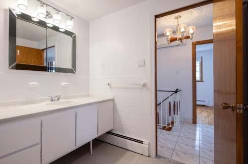 Salle de bains - 8502 Rue Chauveau, Montréal (Saint-Léonard), QC - Indoor Photo Showing Bathroom