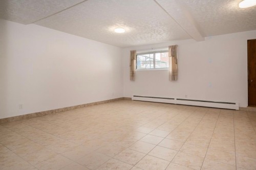 Salle de jeux - 8502 Rue Chauveau, Montréal (Saint-Léonard), QC - Indoor Photo Showing Other Room