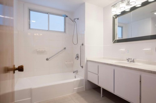 Salle de bains - 8502 Rue Chauveau, Montréal (Saint-Léonard), QC - Indoor Photo Showing Bathroom