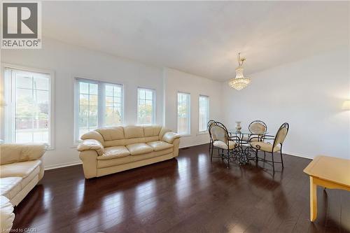 6509 Valiant Heights, Mississauga, ON - Indoor Photo Showing Living Room