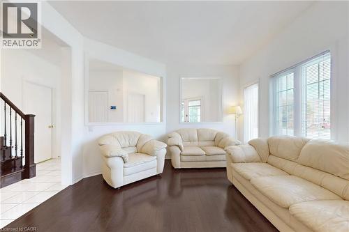 6509 Valiant Heights, Mississauga, ON - Indoor Photo Showing Living Room