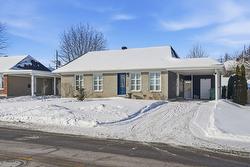 1135 Rue Monat  Saint-Jean-Sur-Richelieu, QC J2X 4V5
