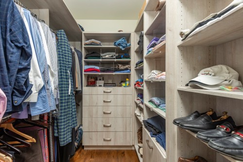 Penderie (Walk-in) - 41 Rue Lakeshore, Beaconsfield, QC - Indoor With Storage
