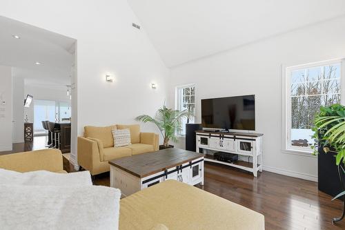 Salon - 1377 Ch. Gémont, Saint-Adolphe-D'Howard, QC - Indoor Photo Showing Living Room