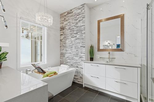 Salle de bains attenante à la CCP - 1377 Ch. Gémont, Saint-Adolphe-D'Howard, QC - Indoor Photo Showing Bathroom