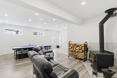 Salle familiale - 1377 Ch. Gémont, Saint-Adolphe-D'Howard, QC - Indoor