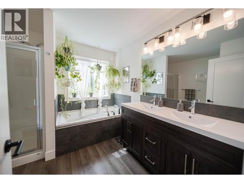 4165 93 Highway, Grasmere, BC - Indoor Photo Showing Bathroom