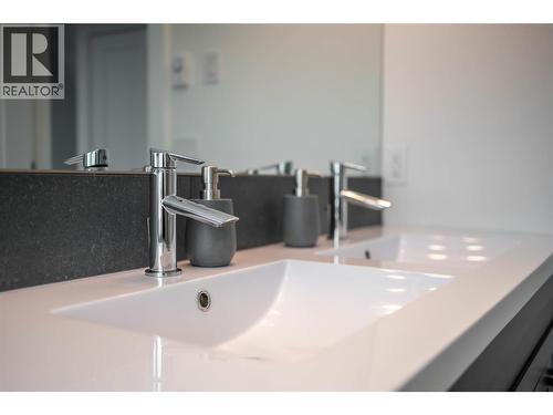 4165 93 Highway, Grasmere, BC - Indoor Photo Showing Bathroom