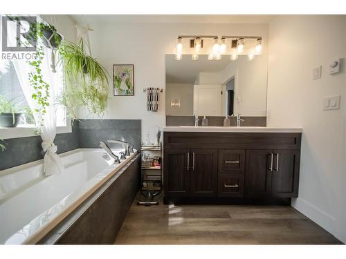 4165 93 Highway, Grasmere, BC - Indoor Photo Showing Bathroom
