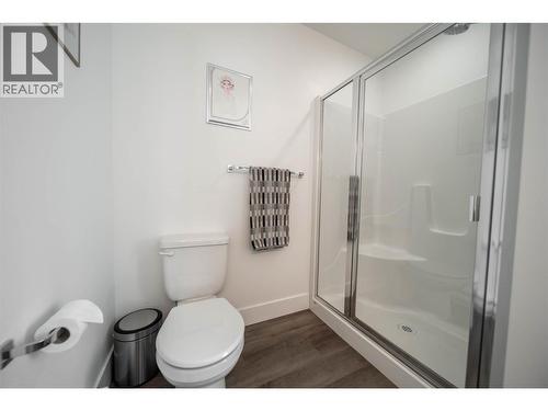 4165 93 Highway, Grasmere, BC - Indoor Photo Showing Bathroom