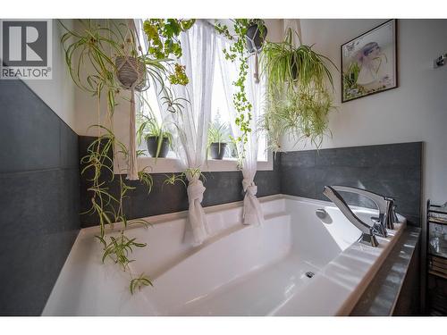 4165 93 Highway, Grasmere, BC - Indoor Photo Showing Bathroom