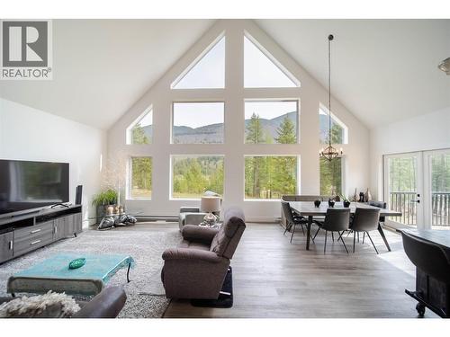 4165 93 Highway, Grasmere, BC - Indoor Photo Showing Living Room
