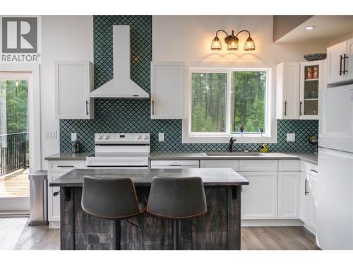 4165 93 Highway, Grasmere, BC - Indoor Photo Showing Kitchen
