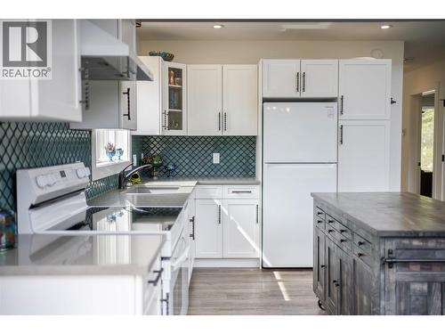 4165 93 Highway, Grasmere, BC - Indoor Photo Showing Kitchen