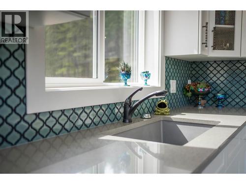 4165 93 Highway, Grasmere, BC - Indoor Photo Showing Kitchen