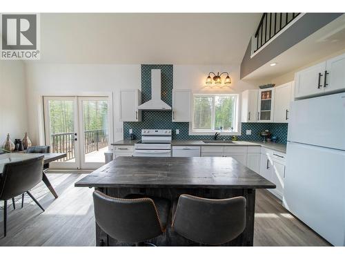 4165 93 Highway, Grasmere, BC - Indoor