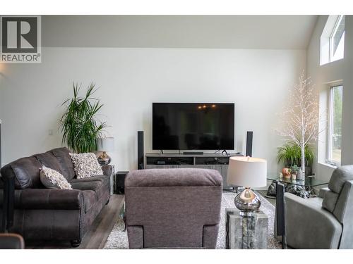 4165 93 Highway, Grasmere, BC - Indoor Photo Showing Living Room