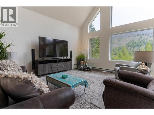 4165 93 Highway, Grasmere, BC - Indoor Photo Showing Living Room