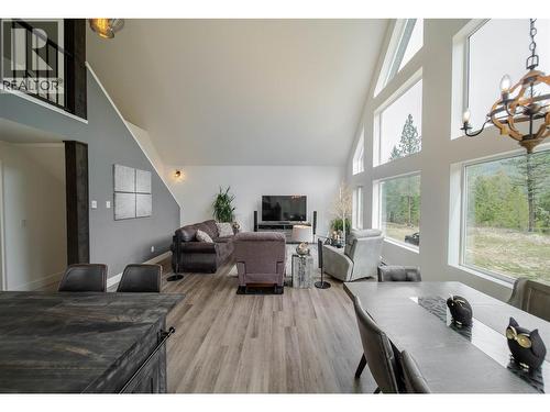 4165 93 Highway, Grasmere, BC - Indoor