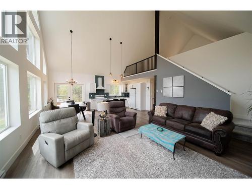 4165 93 Highway, Grasmere, BC - Indoor Photo Showing Living Room