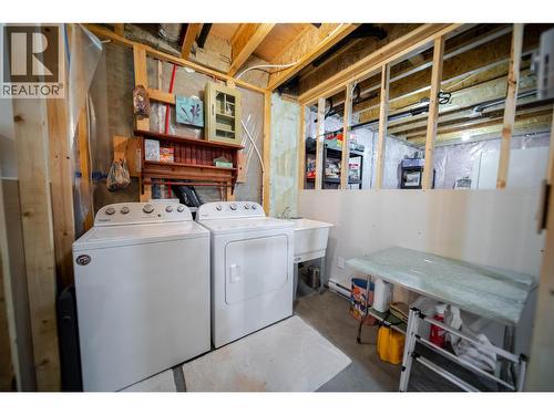 4165 93 Highway, Grasmere, BC - Indoor Photo Showing Laundry Room